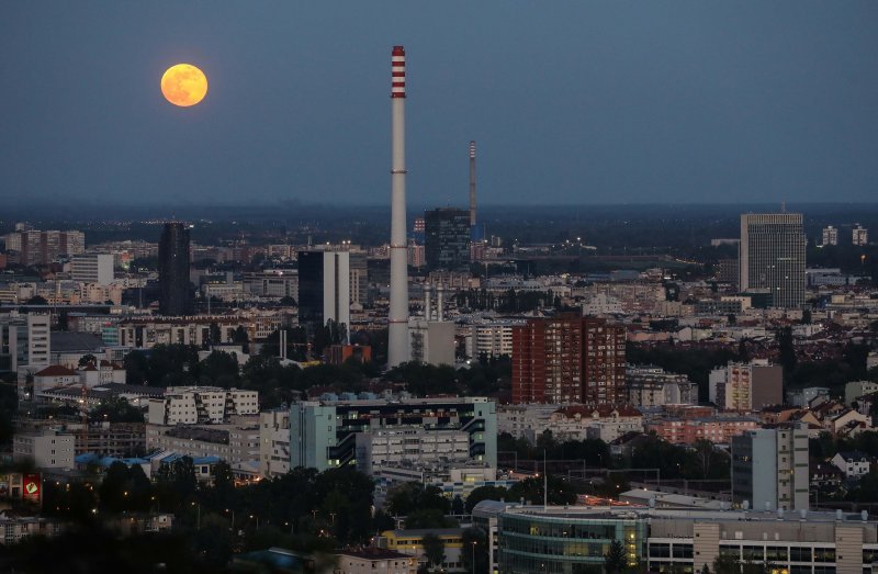 Pun mjesec iznad Zagreba