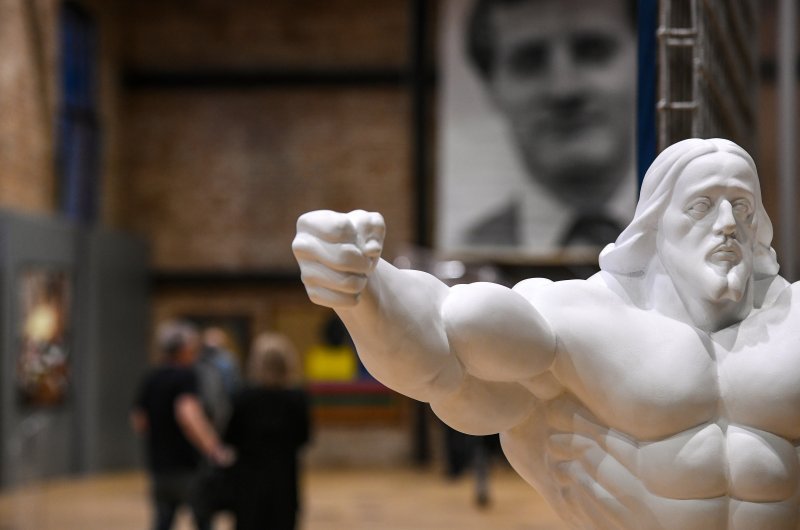 U Laubi otvorena izložba akt fotografija i skulptura autora Lorne Kijurko i Stanka Abadžića
