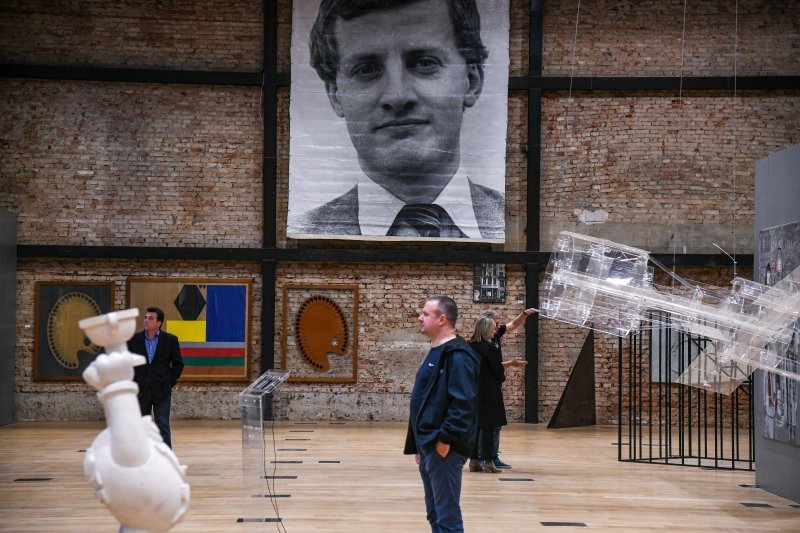 U Laubi otvorena izložba akt fotografija i skulptura autora Lorne Kijurko i Stanka Abadžića