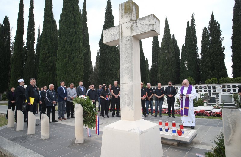 Na groblju Lovrinac u Splitu položeni vijenci i upaljene svijeće povodom Dana državnosti