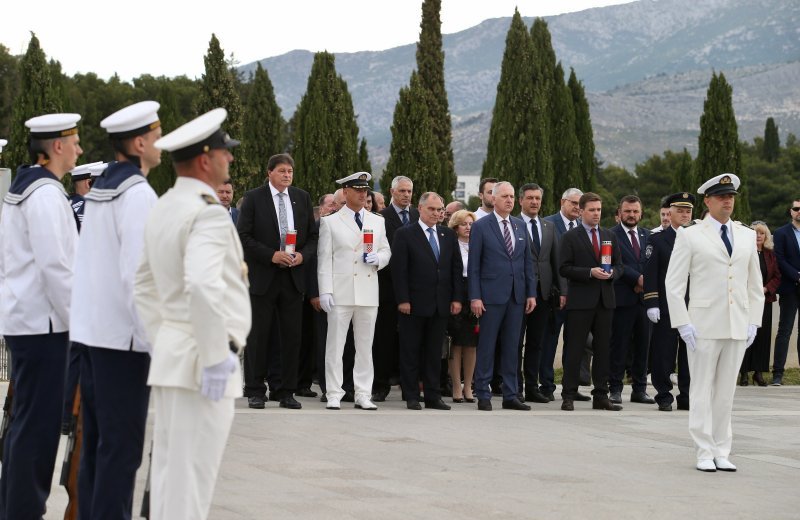 Na groblju Lovrinac u Splitu položeni vijenci i upaljene svijeće povodom Dana državnosti