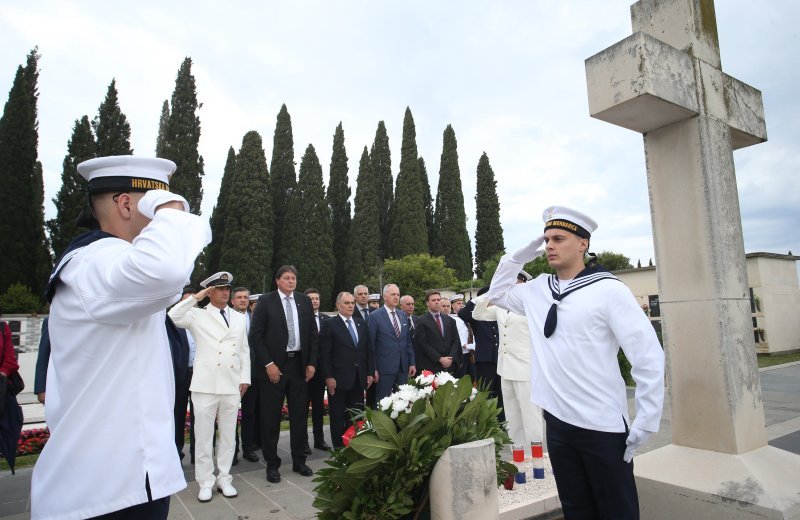 Na groblju Lovrinac u Splitu položeni vijenci i upaljene svijeće povodom Dana državnosti