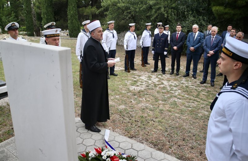 Na groblju Lovrinac u Splitu položeni vijenci i upaljene svijeće povodom Dana državnosti