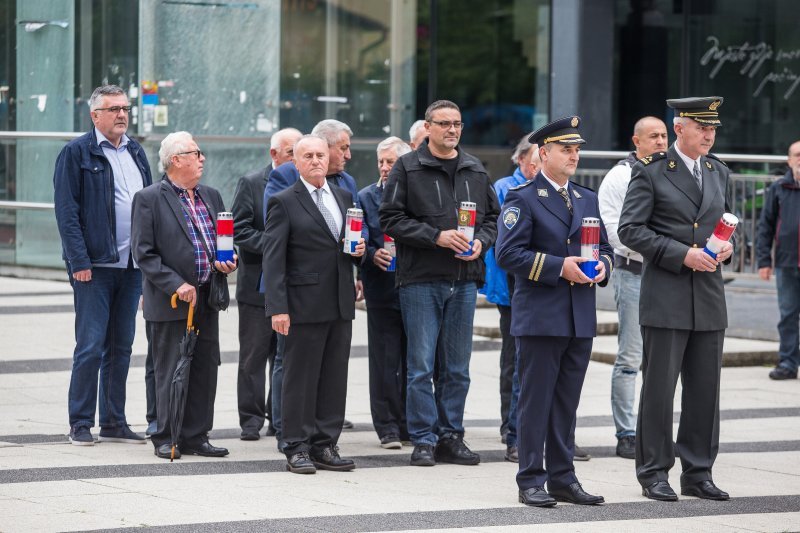 Osijek: Položeni vijenci povodom Dana državnosti kod spomenika Franji Tuđmanu