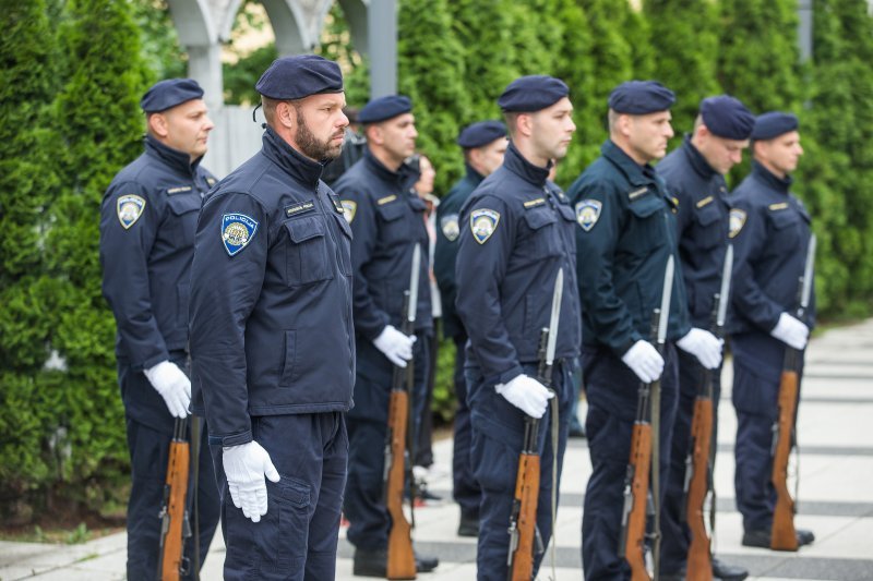 Osijek: Položeni vijenci povodom Dana državnosti kod spomenika Franji Tuđmanu