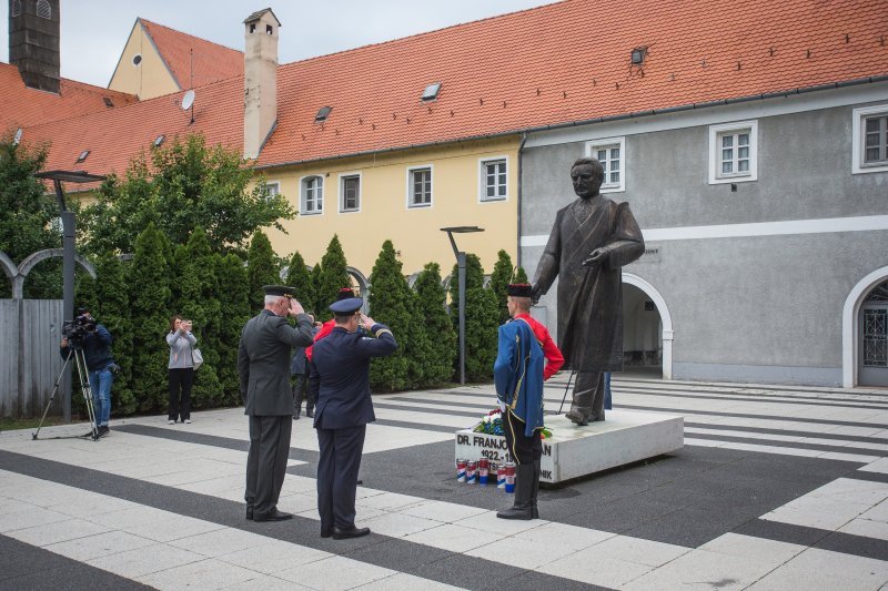 Osijek: Položeni vijenci povodom Dana državnosti kod spomenika Franji Tuđmanu