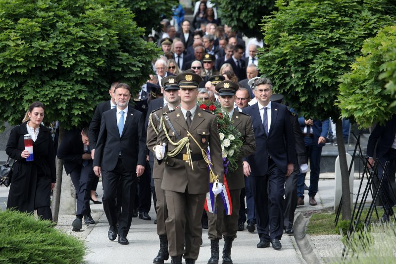 Polaganjem vijenaca na groblju Mirogoj obilježen Dan državnosti