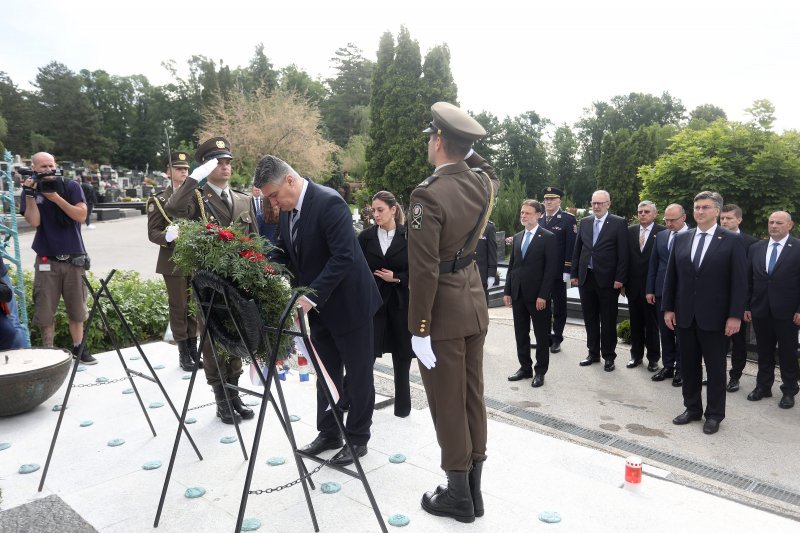 Polaganjem vijenaca na groblju Mirogoj obilježen Dan državnosti