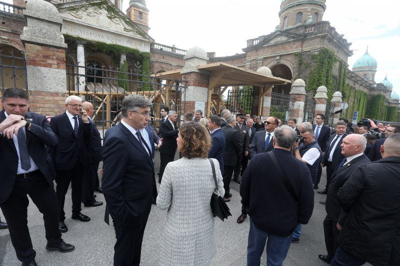 Polaganjem vijenaca na groblju Mirogoj obilježen Dan državnosti