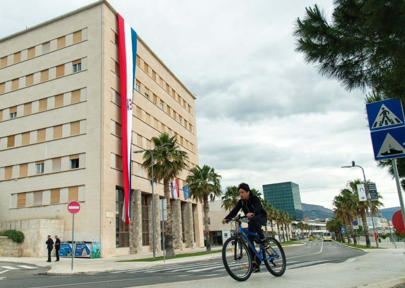Split: Na Dan državnosti sa zgrade Gradske uprave spuštena zastava dužine 22 metra