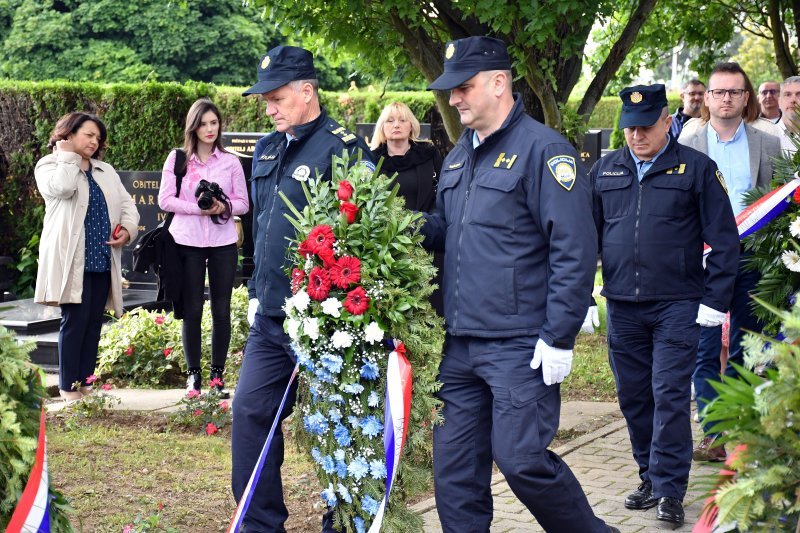 Slavonski Brod: Povodom Dana državnosti položeni vijenci kod središnjeg križa na gradskom groblju