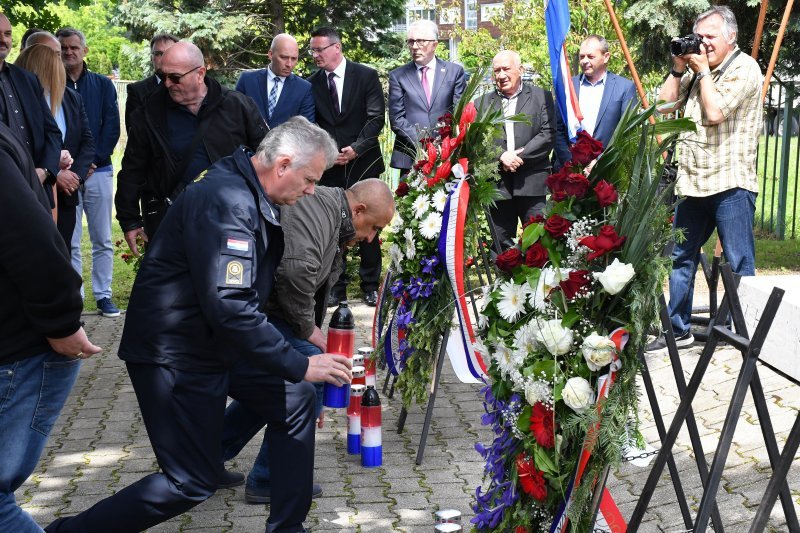 Slavonski Brod: Povodom Dana državnosti položeni vijenci kod središnjeg križa na gradskom groblju