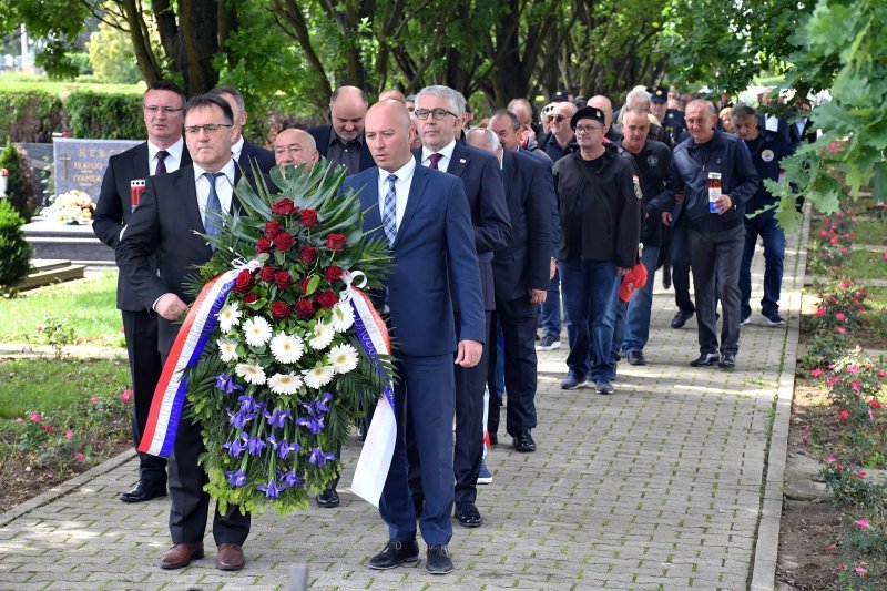 Slavonski Brod: Povodom Dana državnosti položeni vijenci kod središnjeg križa na gradskom groblju