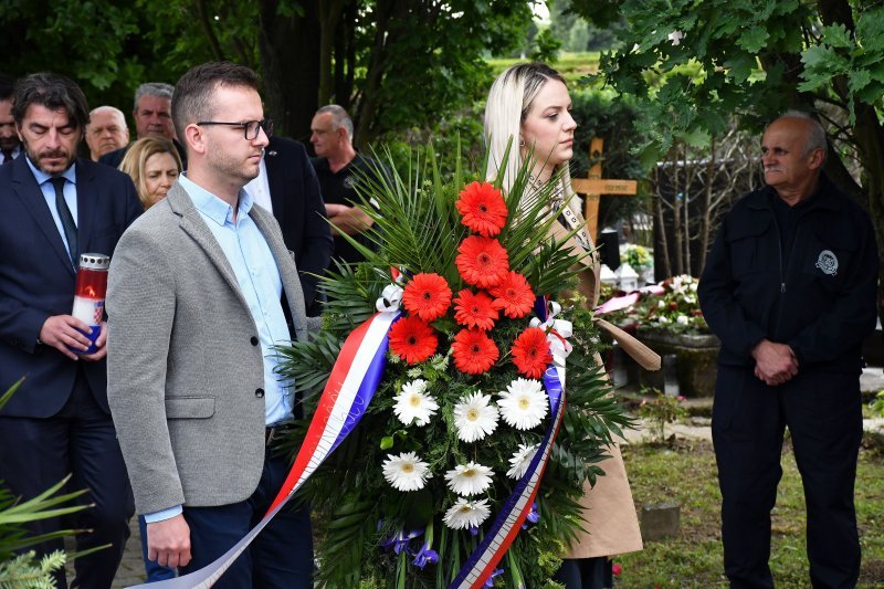 Slavonski Brod: Povodom Dana državnosti položeni vijenci kod središnjeg križa na gradskom groblju