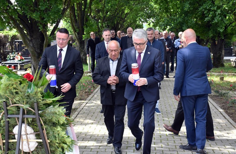 Slavonski Brod: Povodom Dana državnosti položeni vijenci kod središnjeg križa na gradskom groblju