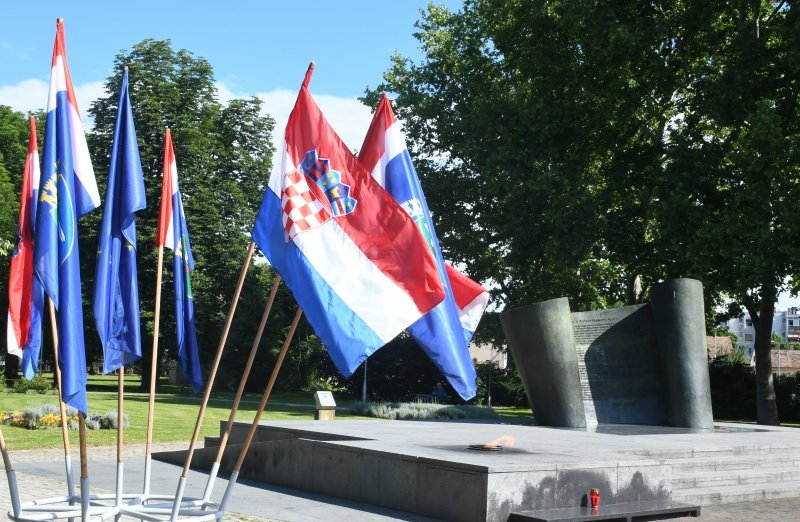 Sisak: Povodom Dana državnosti izaslanstva položila vijence i upalila svijeće