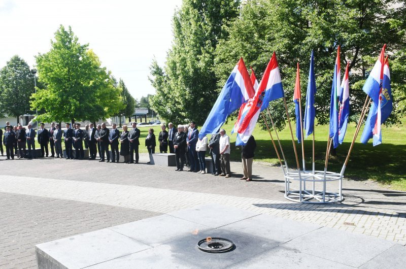 Sisak: Povodom Dana državnosti izaslanstva položila vijence i upalila svijeće