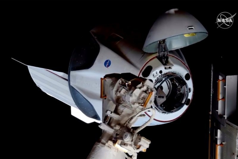 Kapsula Crew Dragon pri spajanju sa ISS-om
