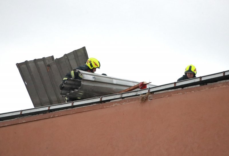 Zagreb: Jak vjetar dignuo limeni krov sa zgrade u Malešnici