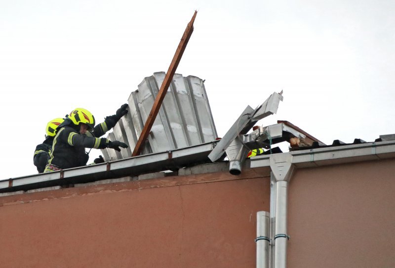 Zagreb: Jak vjetar dignuo limeni krov sa zgrade u Malešnici