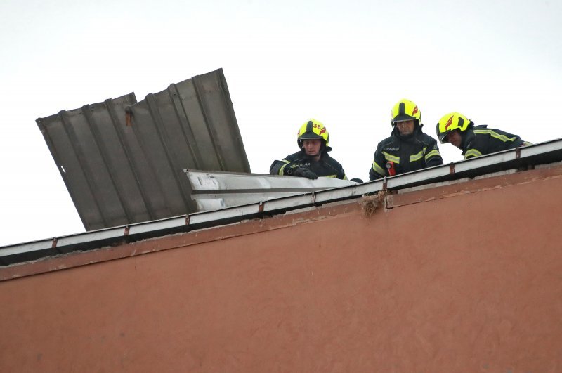 Zagreb: Jak vjetar dignuo limeni krov sa zgrade u Malešnici