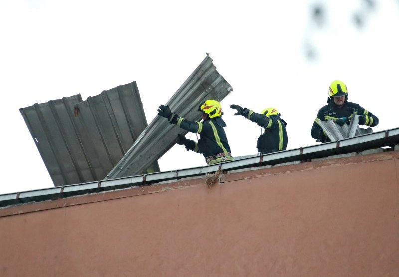 Zagreb: Jak vjetar dignuo limeni krov sa zgrade u Malešnici