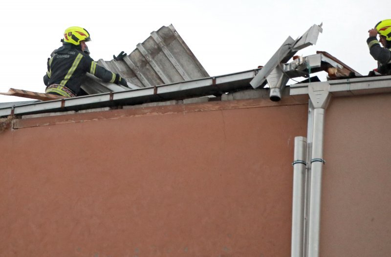 Zagreb: Jak vjetar dignuo limeni krov sa zgrade u Malešnici