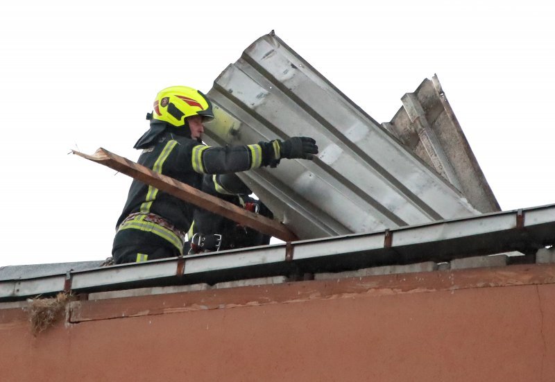 Zagreb: Jak vjetar dignuo limeni krov sa zgrade u Malešnici