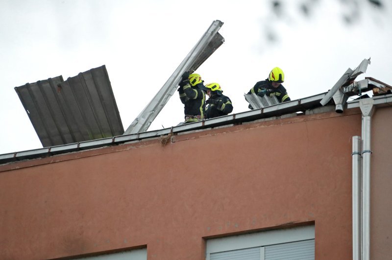 Zagreb: Jak vjetar dignuo limeni krov sa zgrade u Malešnici