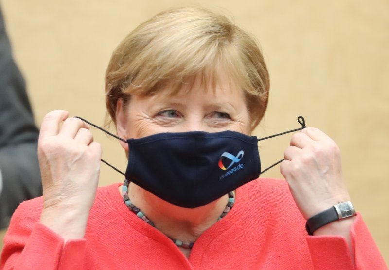 Angela Merkel po prvi puta u javnosti s maskom na licu