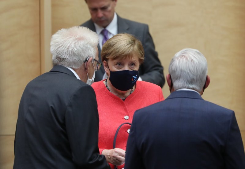 Angela Merkel po prvi puta u javnosti s maskom na licu