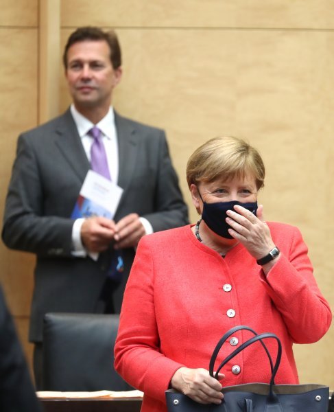 Angela Merkel po prvi puta u javnosti s maskom na licu