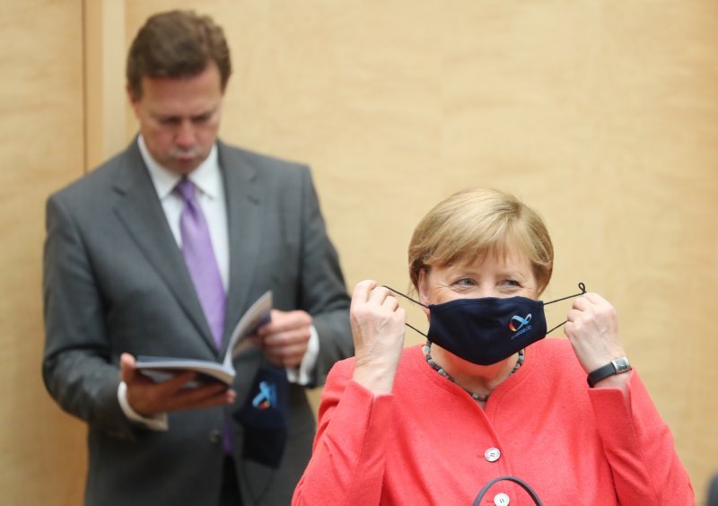 Angela Merkel po prvi puta u javnosti s maskom na licu