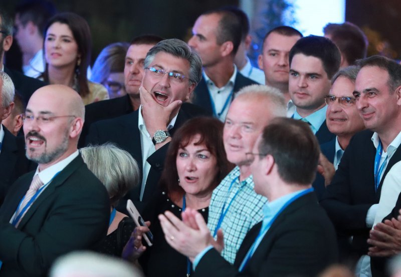 Andrej Plenković prati rezultate okružen stranačkim suradnicima u stožeru HDZ-a