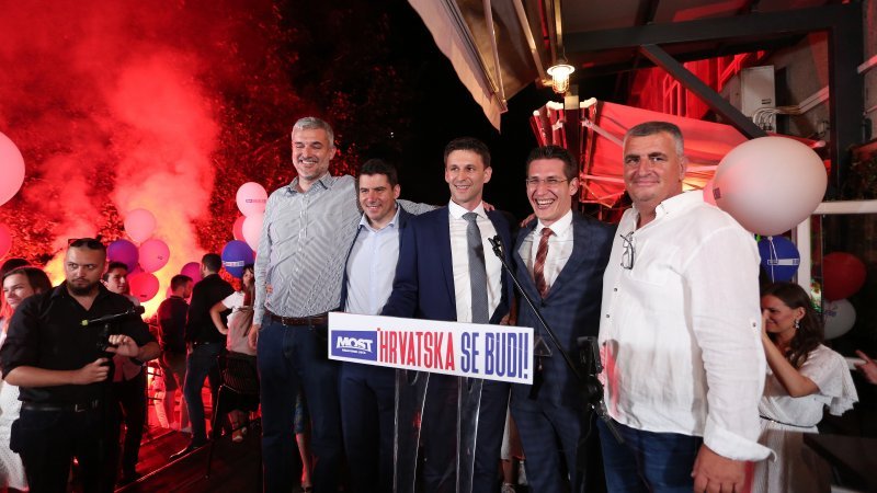 Most slavi uz bakljadu