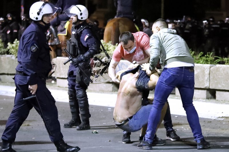 Sukob policije i prosvjednika na ulicama Beograda