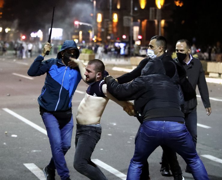 Sukob policije i prosvjednika na ulicama Beograda