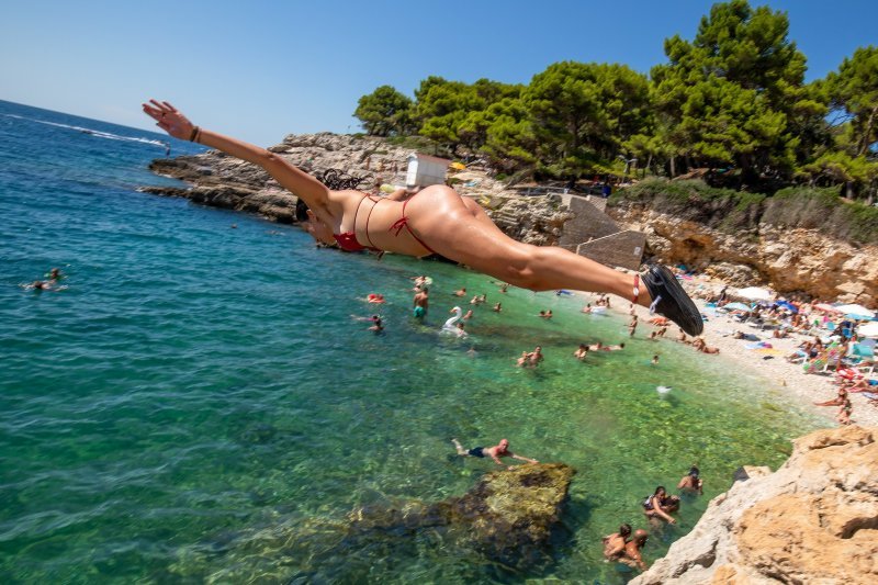 Turisti na pulskoj plaži