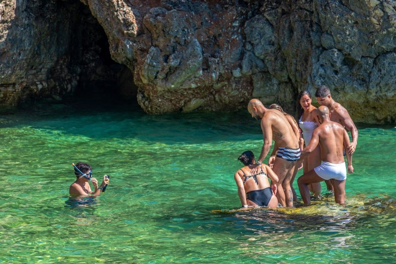 Turisti na pulskoj plaži