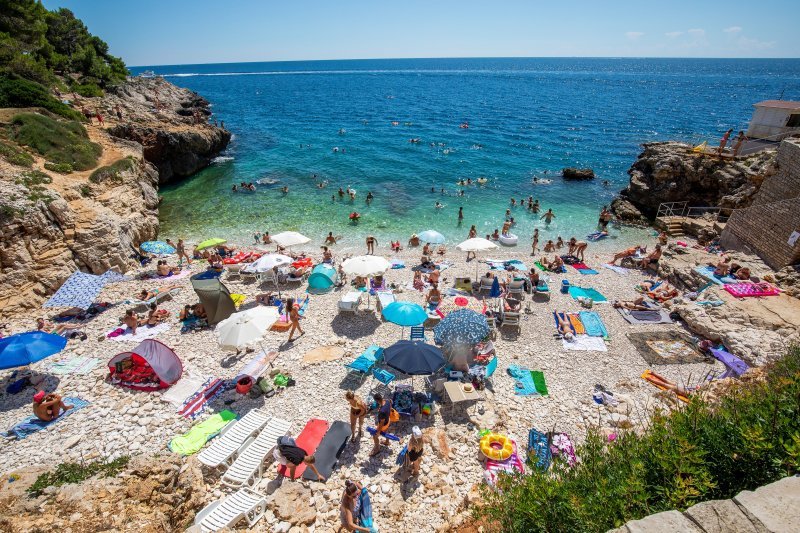 Turisti na pulskoj plaži