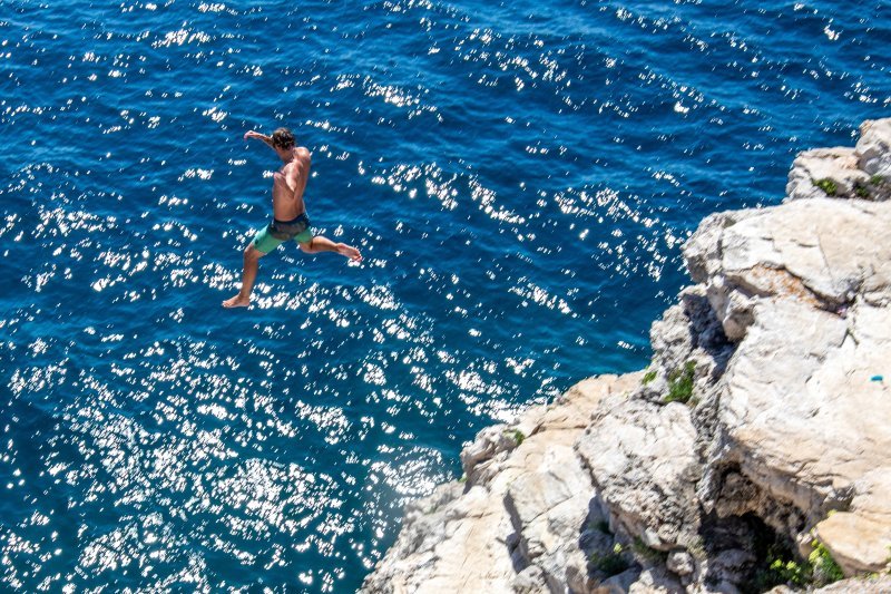 Turisti na pulskoj plaži