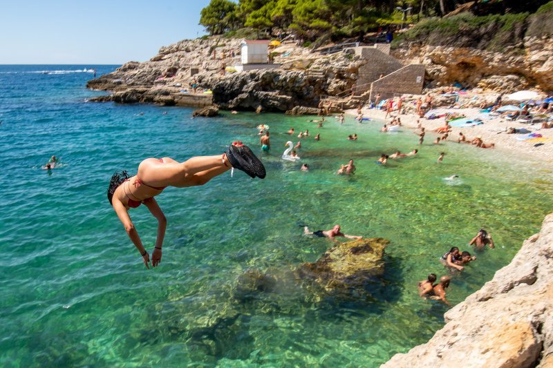 Turisti na pulskoj plaži