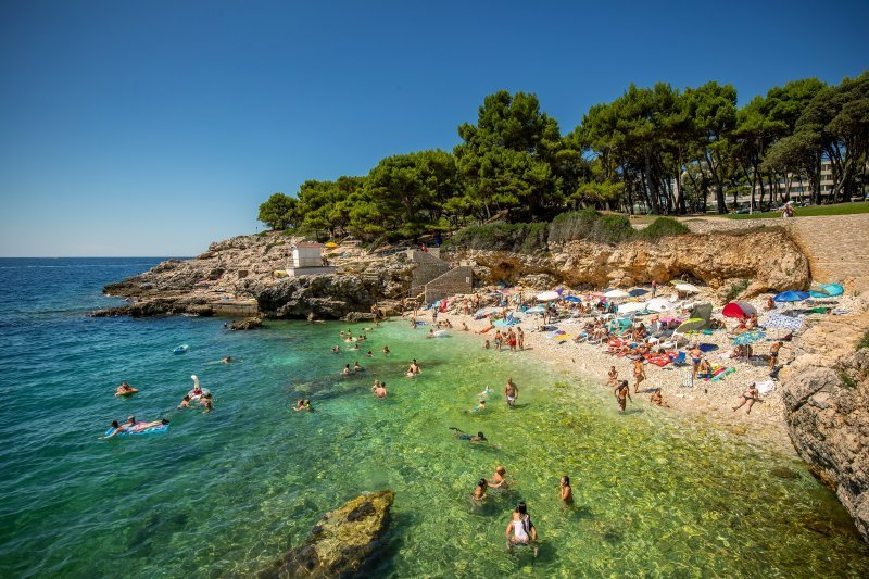 Turisti na pulskoj plaži