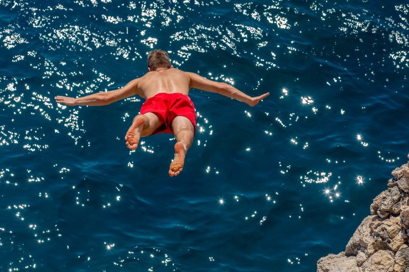 Turisti na pulskoj plaži