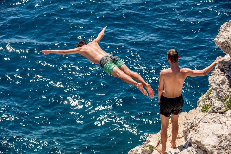 Turisti na pulskoj plaži