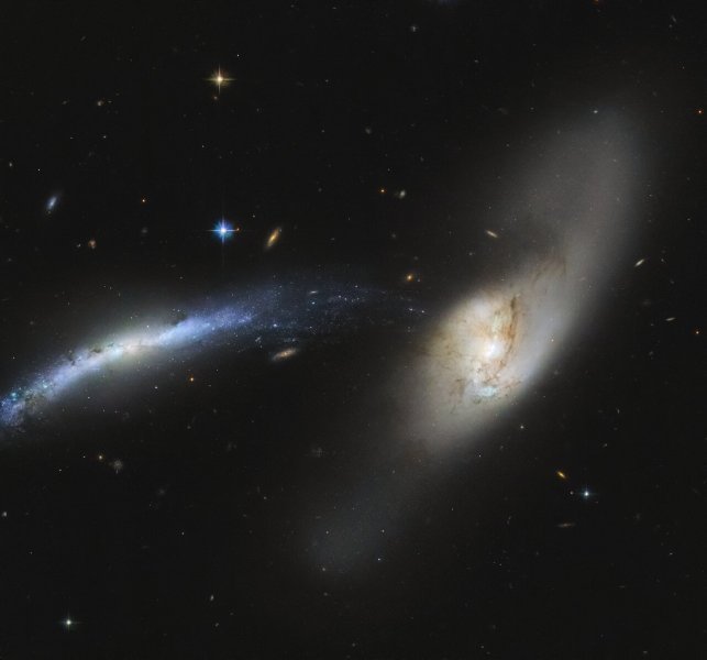 Svemirska prskalica (NGC 2799 i NGC 2798)