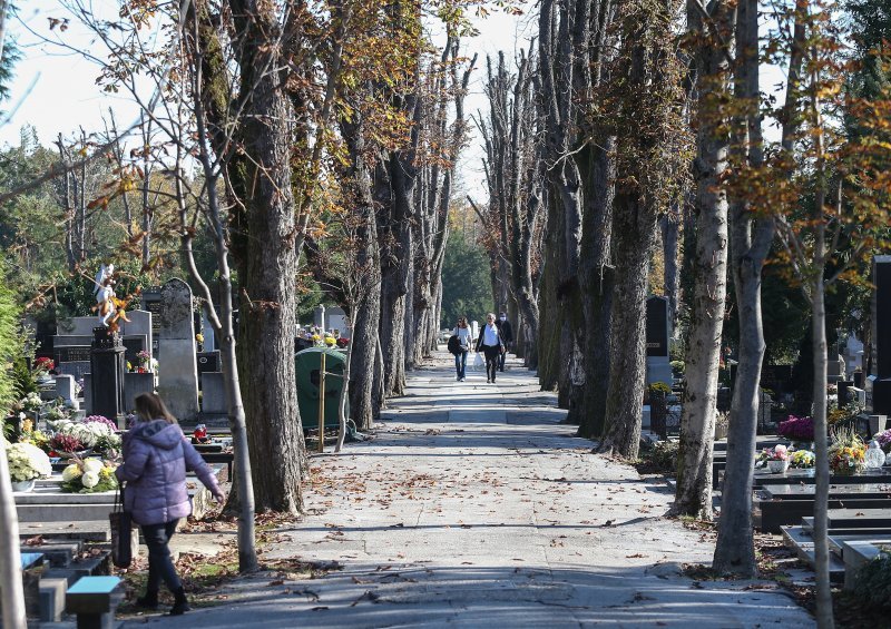 Uoči blagdana Svih svetih građani obilaze grobove najmilijih