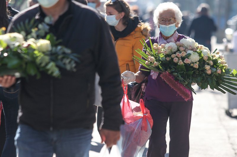 Uoči blagdana Svih svetih građani obilaze grobove najmilijih