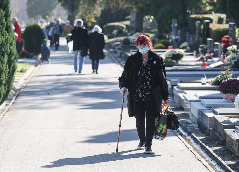 Uoči blagdana Svih svetih građani obilaze grobove najmilijih