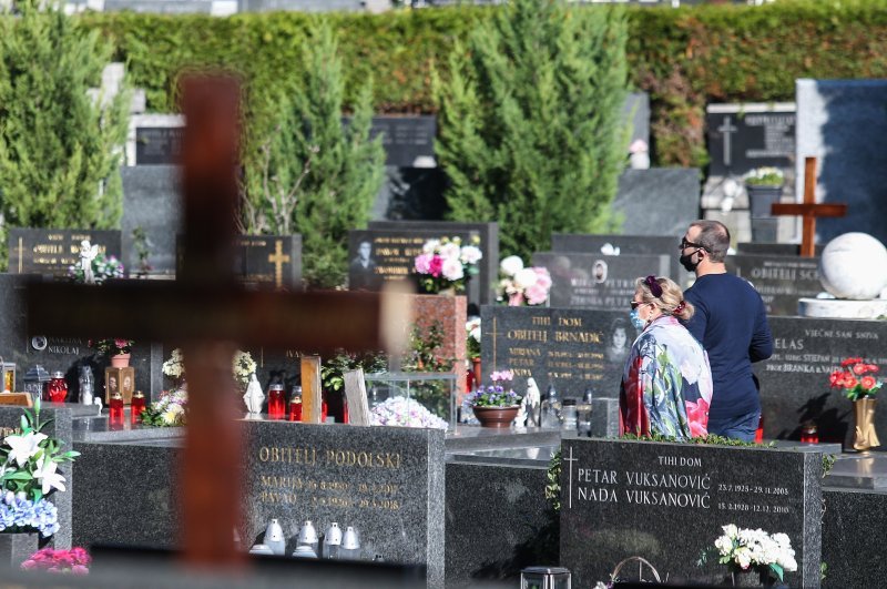 Uoči blagdana Svih svetih građani obilaze grobove najmilijih
